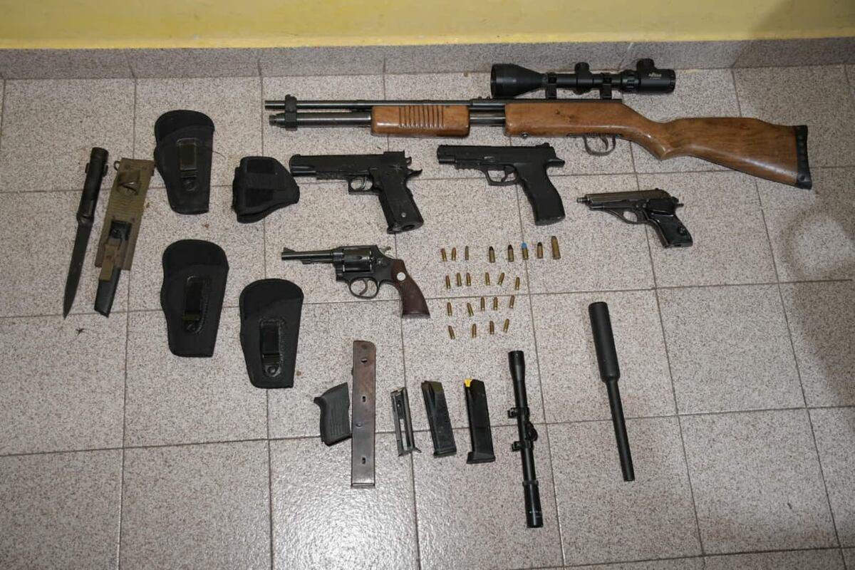 Allanamientos y se secuestro de autos, autopartes, dinero y armas. (Policía)