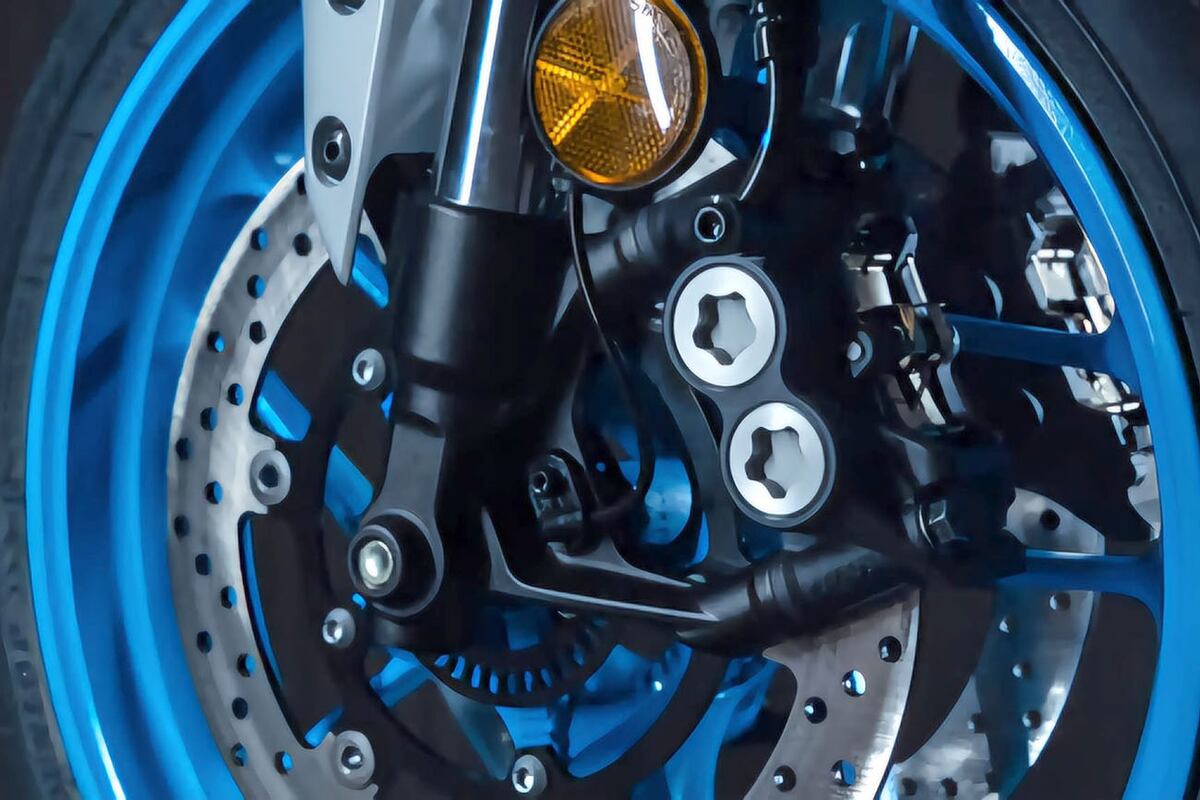 Los doble discos de frenos delanteros de 282 mm son acordes para detener la potencia de su motor.