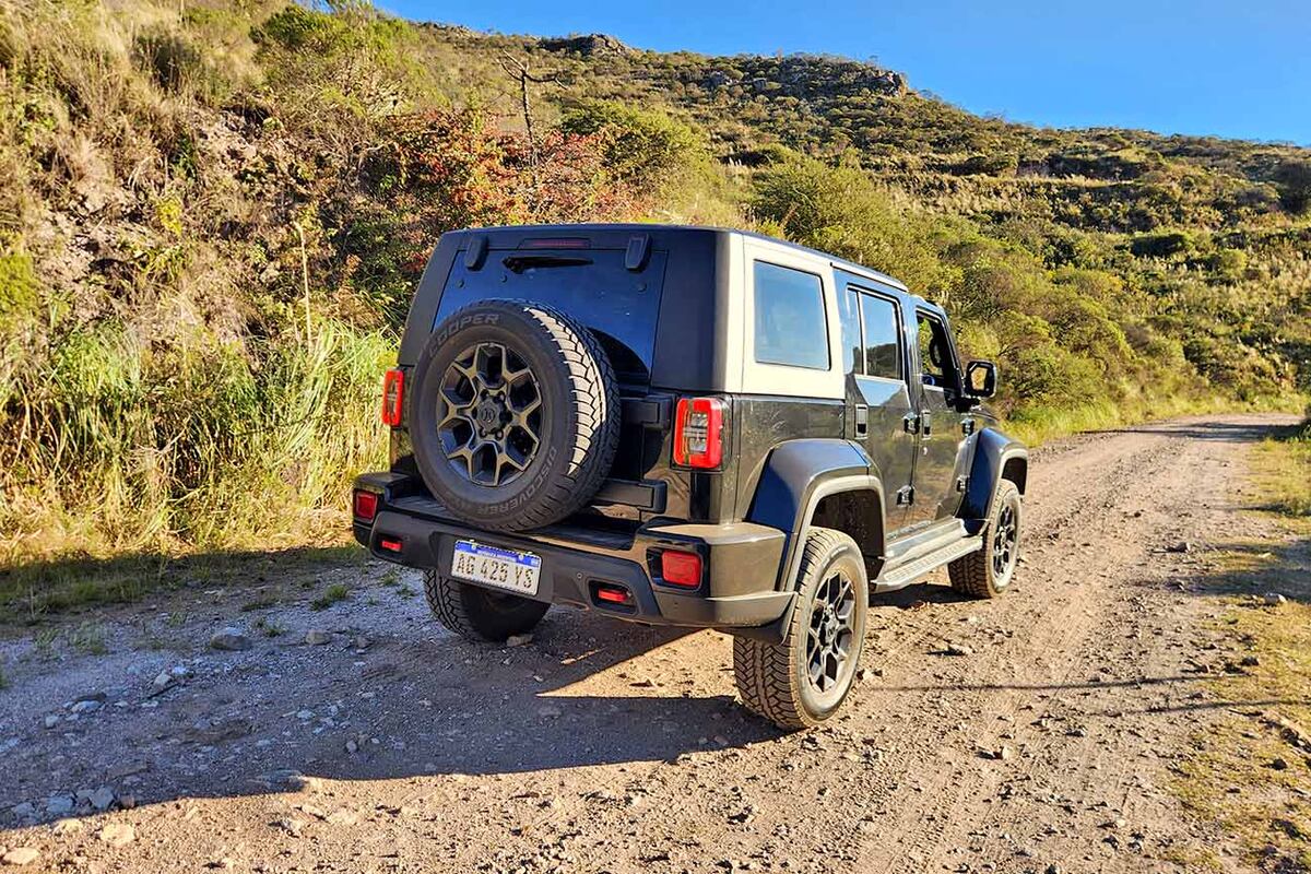 La vista trasera no presenta diferencias con respecto al Jeep Wrangler. Lucen prácticamente iguales, con la característica rueda de auxilio colgada en el portón trasero.