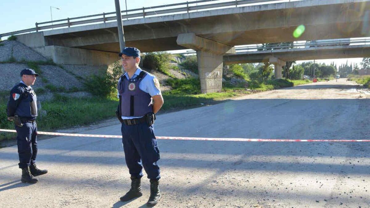 Escenario. Leal fue abandonado en el camino a Chacras de la Merced, debajo de la Circunvalación (La Voz / Raimundo Viñuelas).