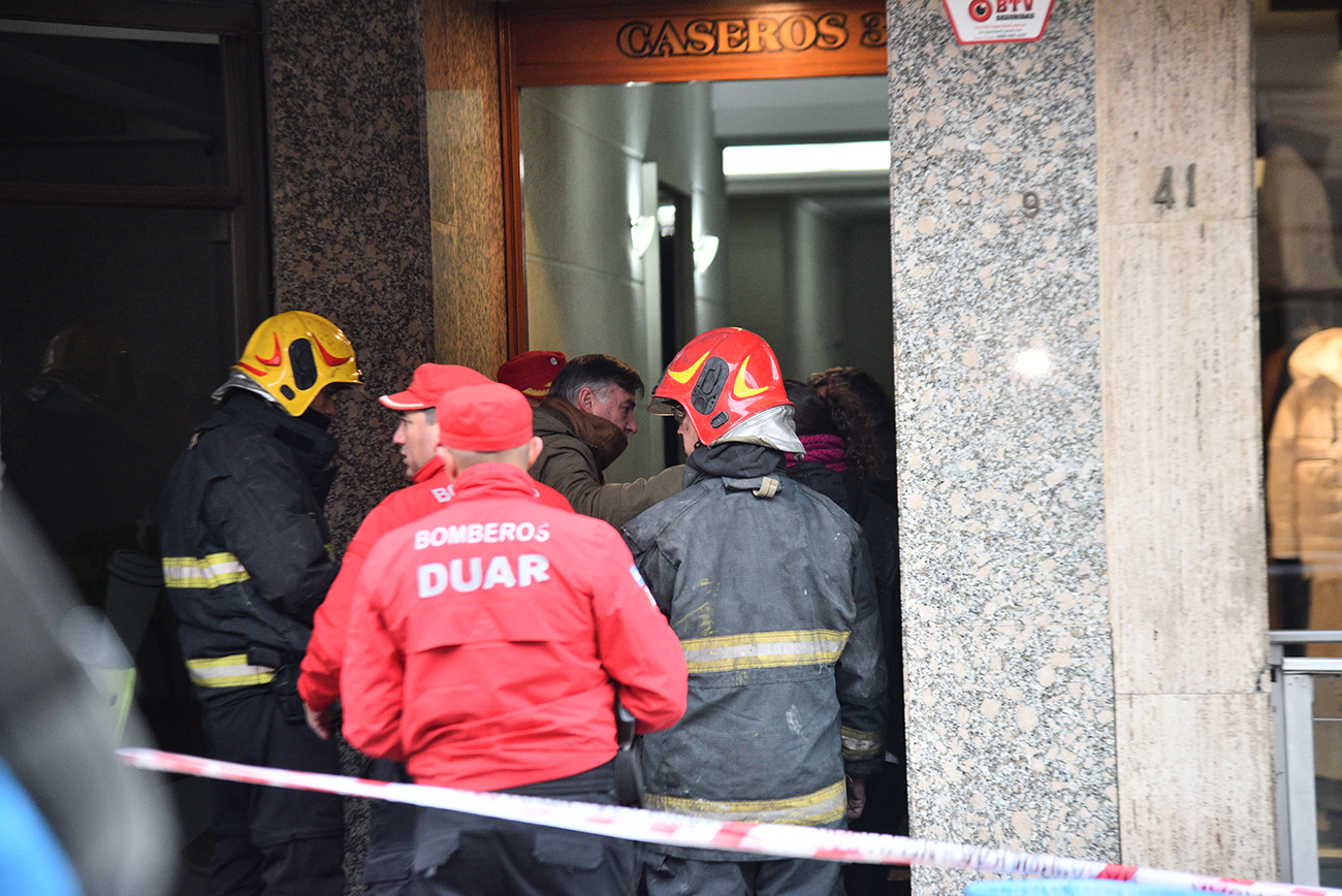 Desastre. El drama se registró en la madrugada del pasado martes. Cuatro vecinos del edificio murieron por la acción del humo. (Pedro Castillo / La Voz)