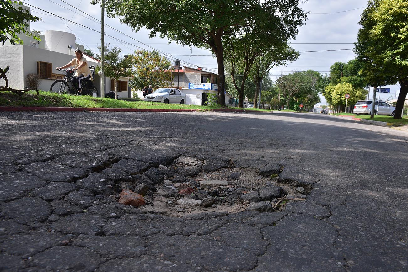 Bache pozo en avenida Pimentel entre el 500 y el 700 ( Ramiro Pereyra / La Voz)