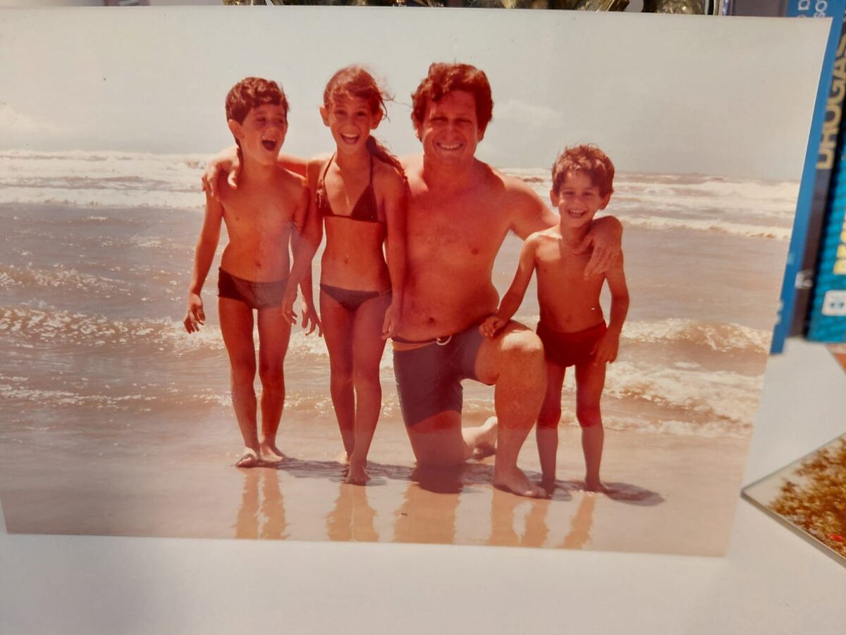Papá Ernesto con sus hijos, Martín, Gabriel y Daniela.