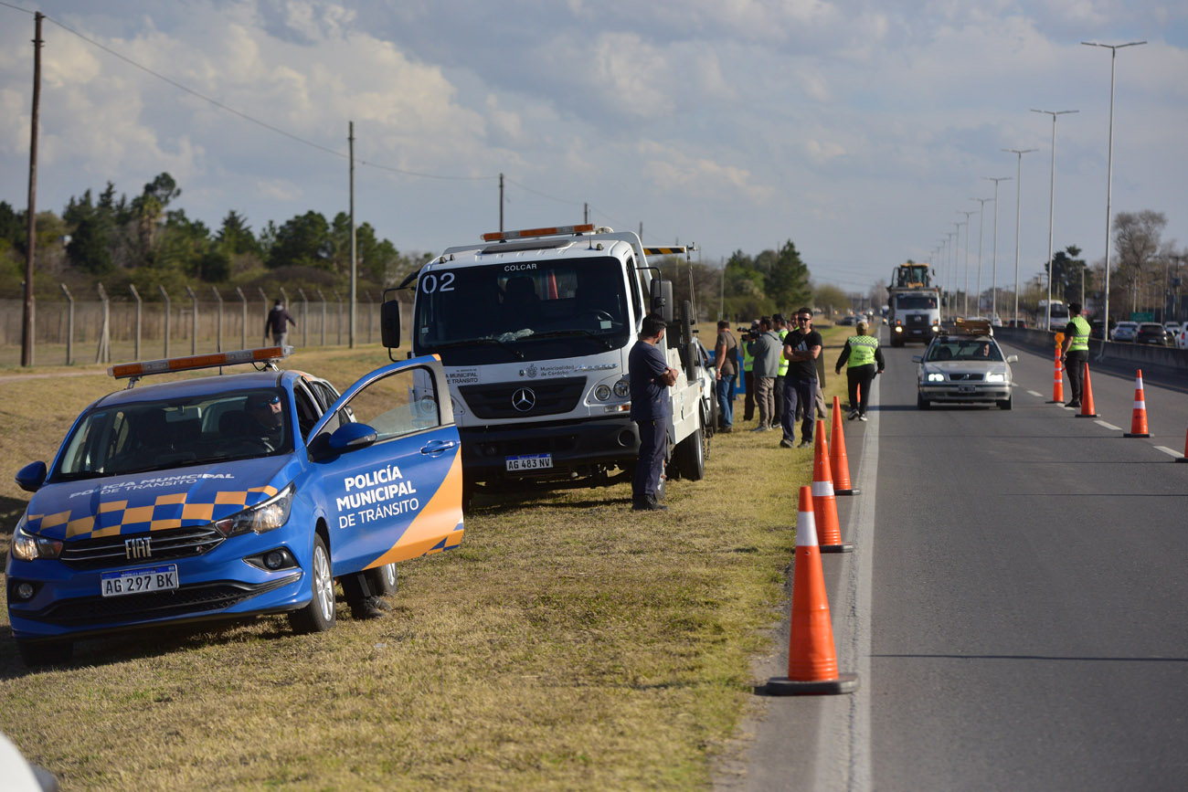 Control de velocidad sobre la avenida Armada Argentina, ruta 5 que entra desde Alta Gracia. (Nicolás Bravo / La Voz)