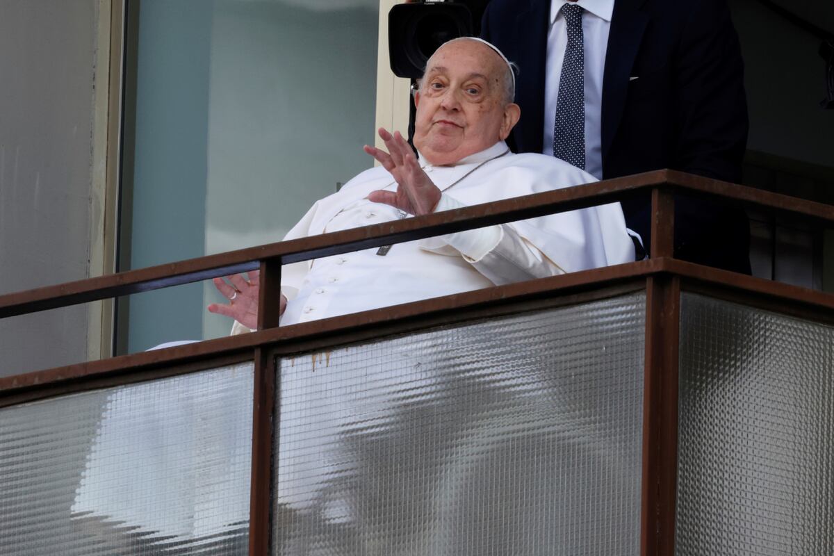 El papa Francisco saluda desde un balcón del Policlínico Agostino Gemelli en Roma, el domingo 23 de marzo de 2025. (AP / Domenico Stinellis)