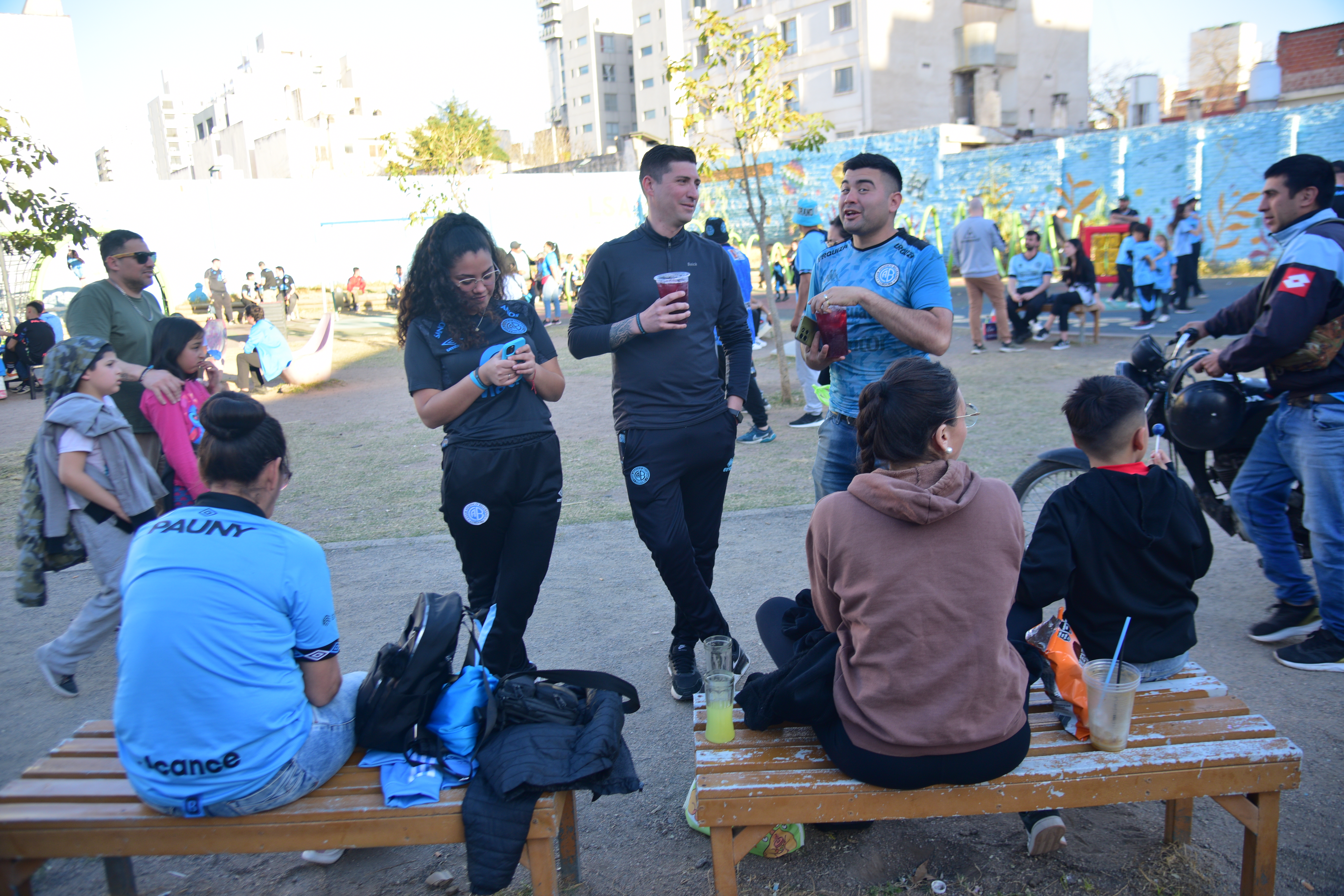 La previa de los hinchas de Belgrano en el pasaje Aguaducho del barrio Alberdi. (Pedro Castillo / La Voz)