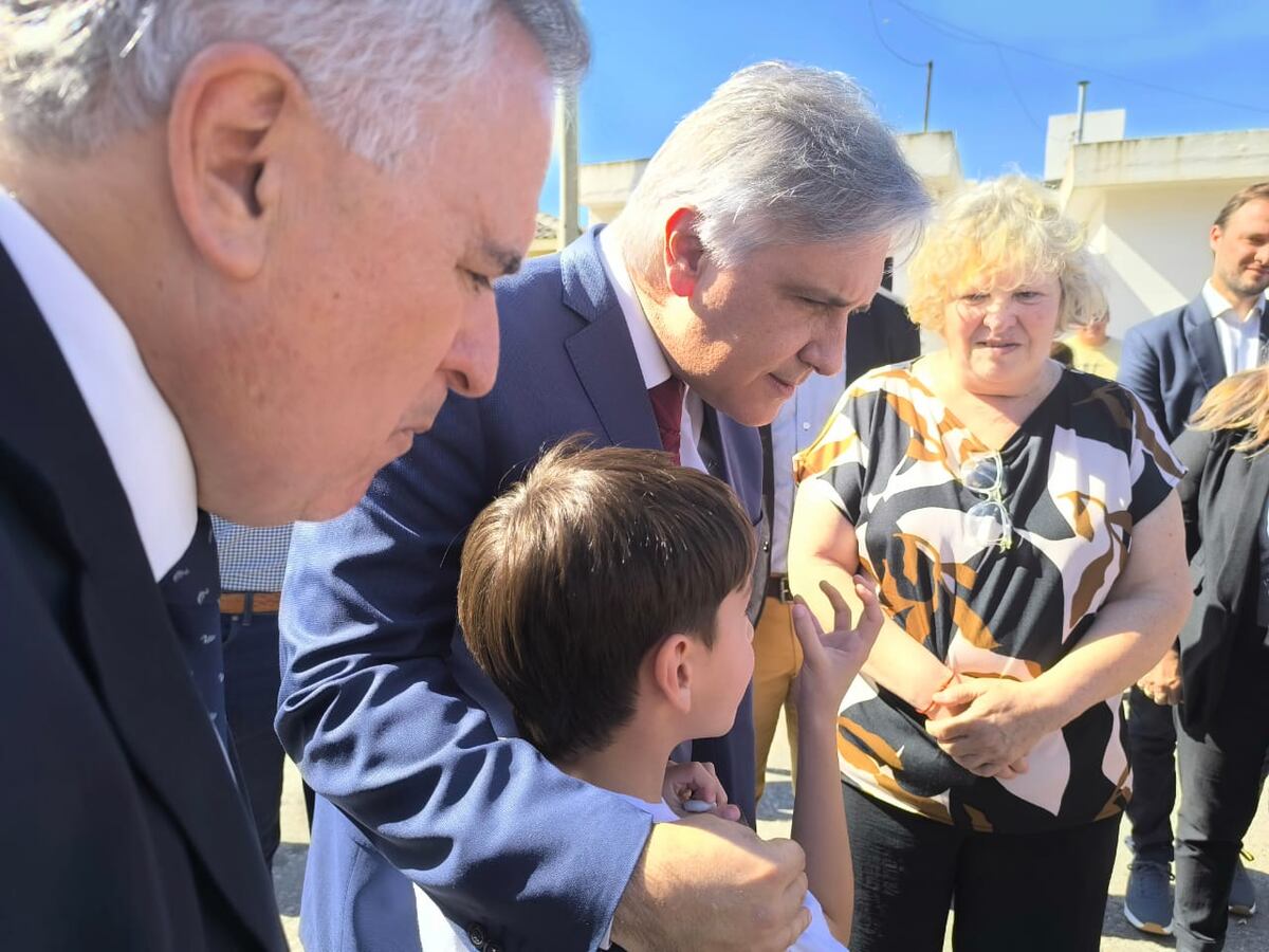 Este lunes, el gobernador con familiares de la victimas del atentado de Río Tercero de 1995. (La Voz)