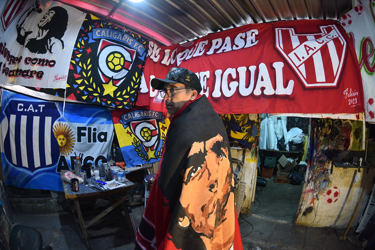 Fabián en ese lugar mágico donde trabaja, su taller. Le gusta pintar de noche y en soledad. (José Gabriel Hernández / La Voz)