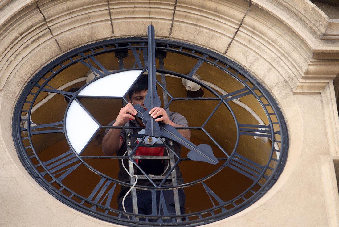 Reparación de reloj antiguo de la Estación MItre. (José Gabriel Hernández / La Voz).
