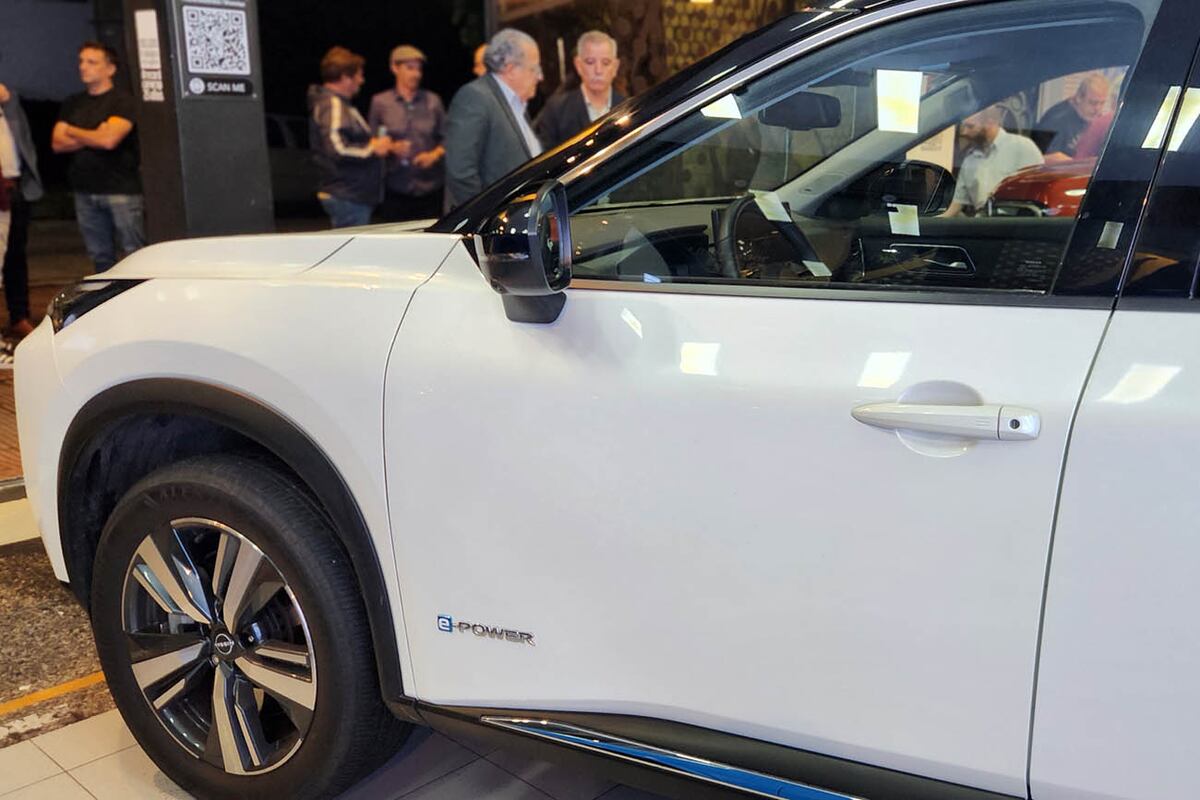 La novedad del Nissan X-Trail se centra en su versión E-Power. Combina un motor naftero de tres cilindros que ofrece 1.5 litros de 142 CV que oficia de generador eléctrico que carga una batería, la cual alimenta dos motores eléctricos: uno con 201 CV (eje delantero) y otro con 134 CV (eje trasero).