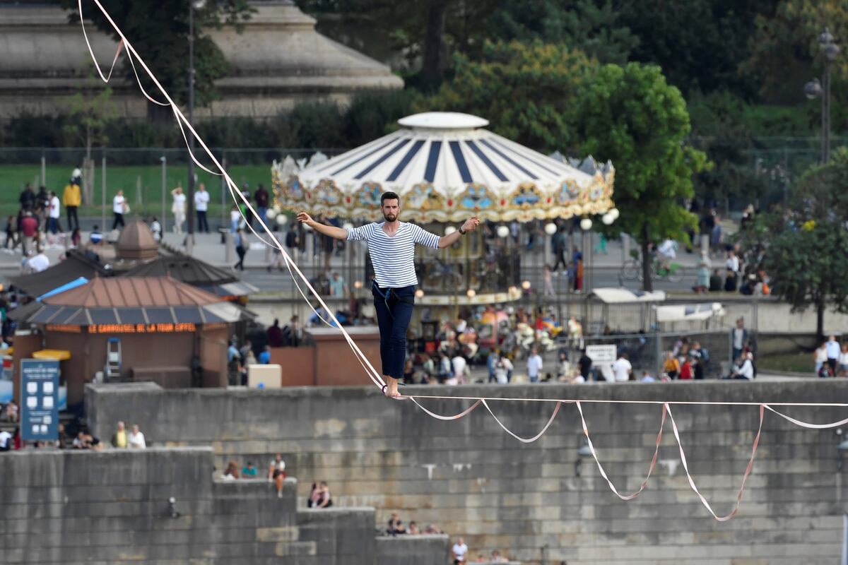 Nathan Paulin, 70 metros por encima del río Sena, en París. (AP)