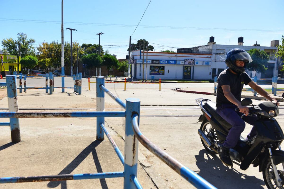 El paso a nivel está construido desde 2009. (José Gabriel Hernández / La Voz)