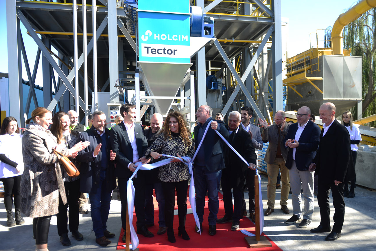 Directivos y autoridades cortan la cinta de la nueva planta de morteros de Holcim, en Malagueño. (Nicolás Bravo / La Voz)