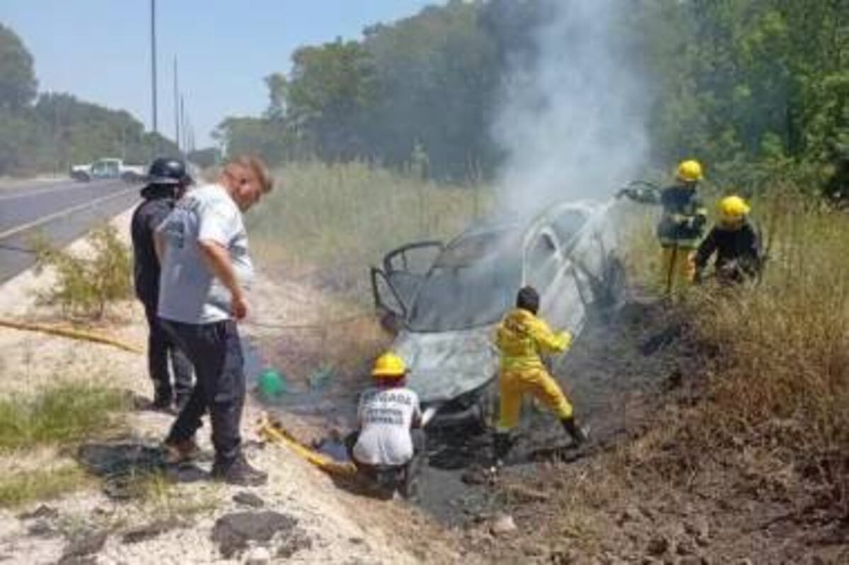 Pese a la gravedad del siniestro, los dos jóvenes resultaron ilesos. (Diario Época)