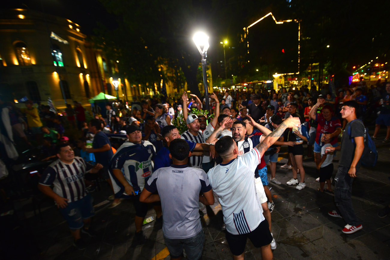 Hinchas de Talleres se dieron cita en el Patio Olmos para ver el partido contra Newells. (Nicolás Bravo / La Voz)