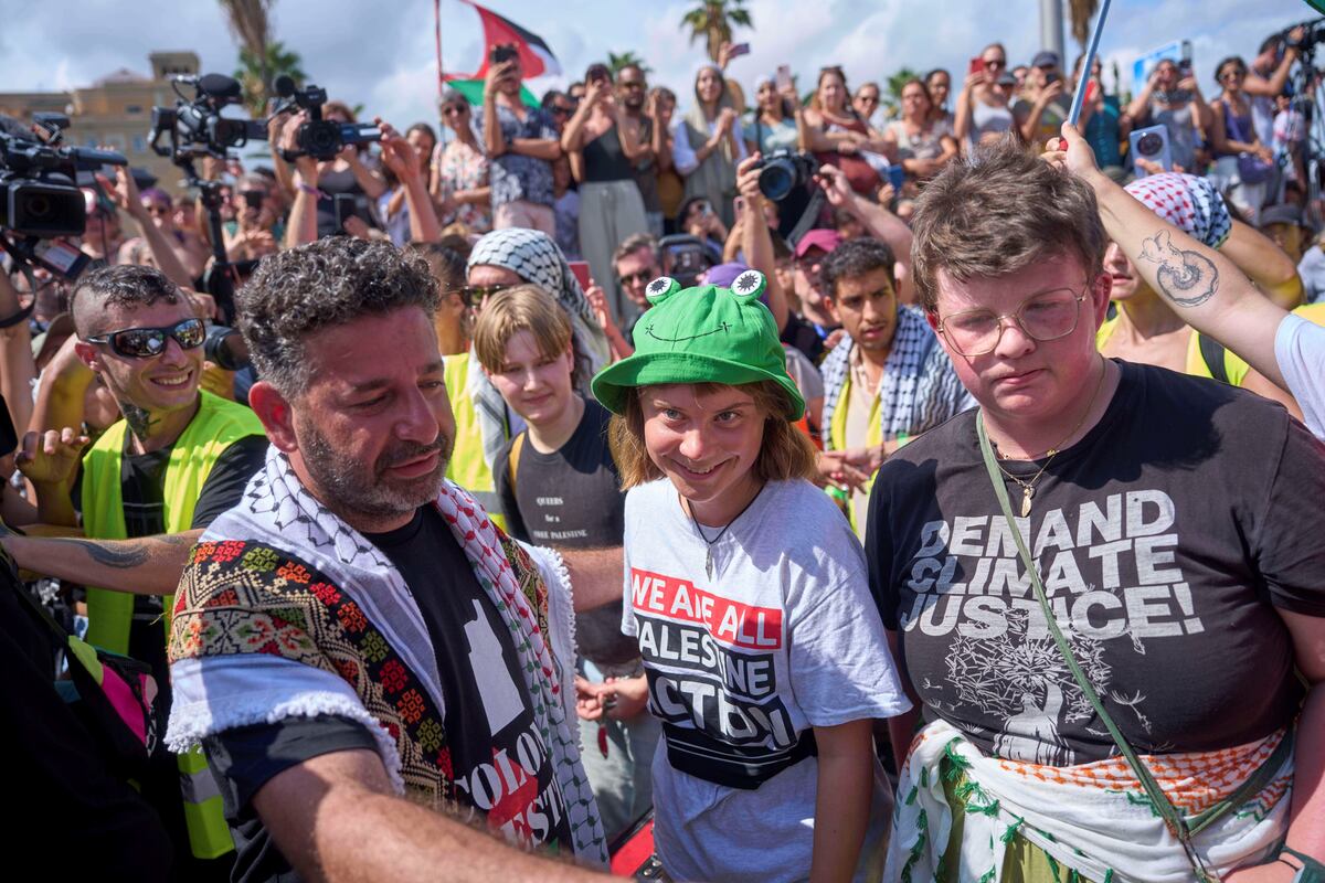 La activista sueca Greta Thunberg llega a la flotilla para partir a Gaza.