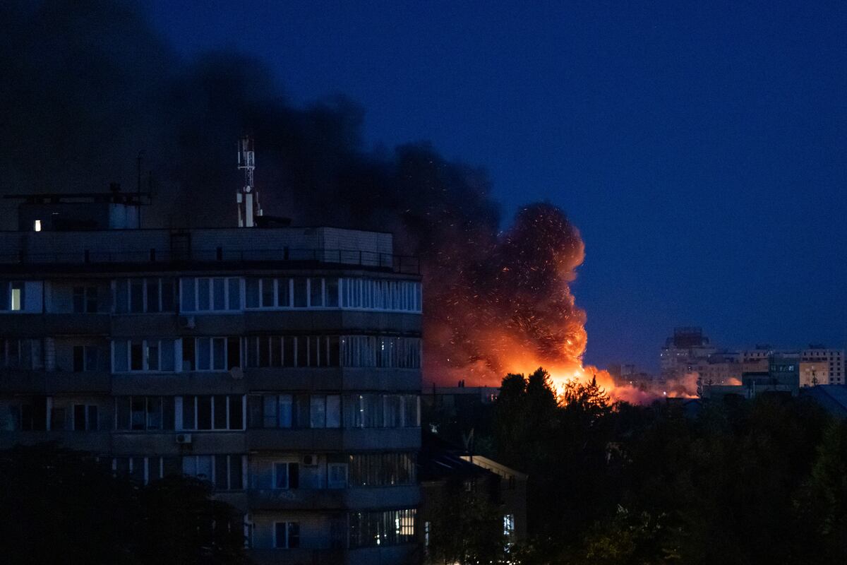 Un incendio tras un ataque ruso en Kiev, Ucrania, el lunes 23 de junio de 2025. (AP Foto)