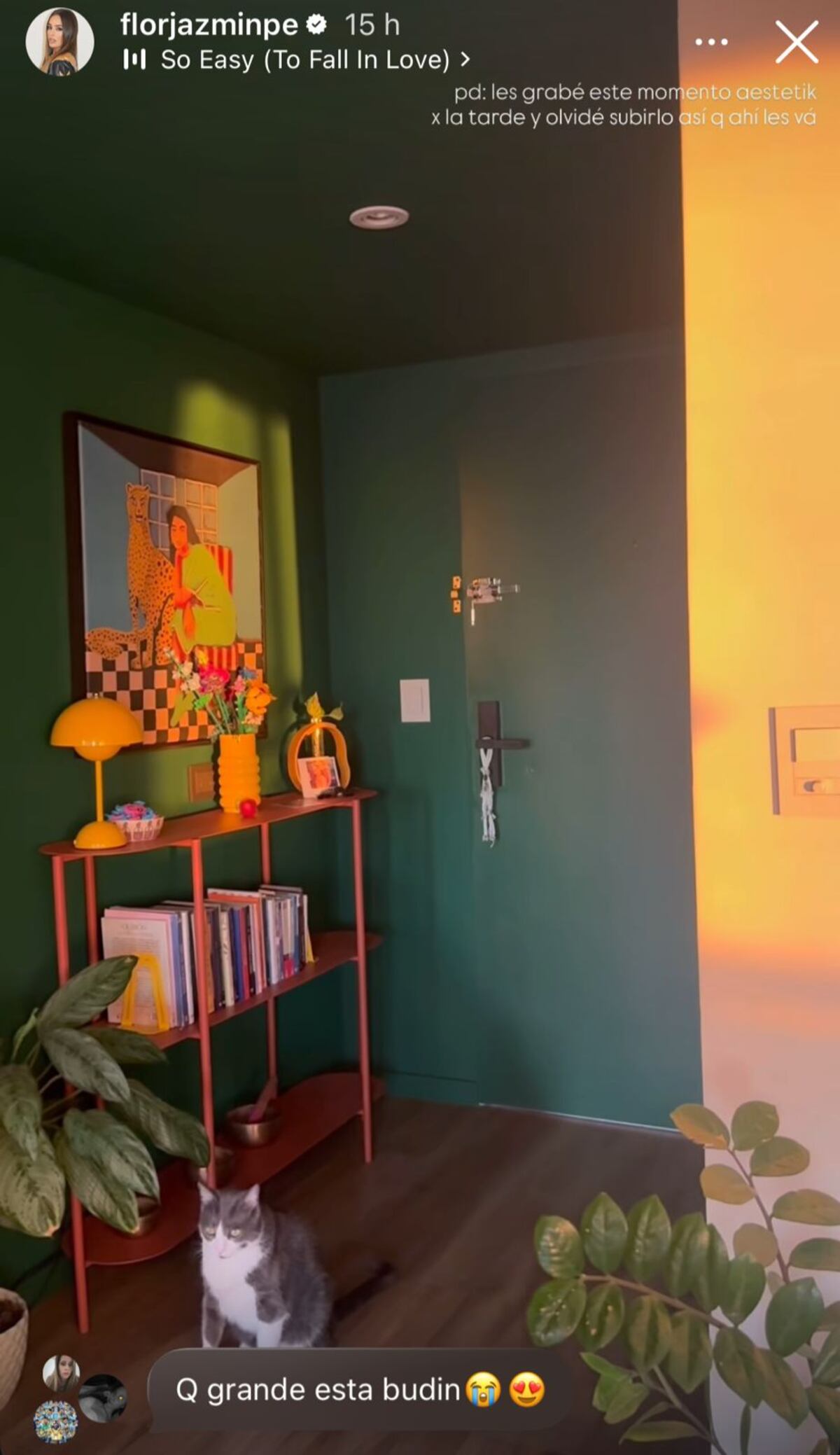 Al ingresar al living, Flor tiene una colorida pared verde con un cuadro colorido y un estante que convirtió en biblioteca.