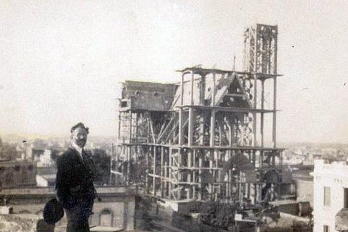 El reconocido artista e ingeniero italiano Augusto Ferrari fue el encargado de diseñar y levantar el templo.
