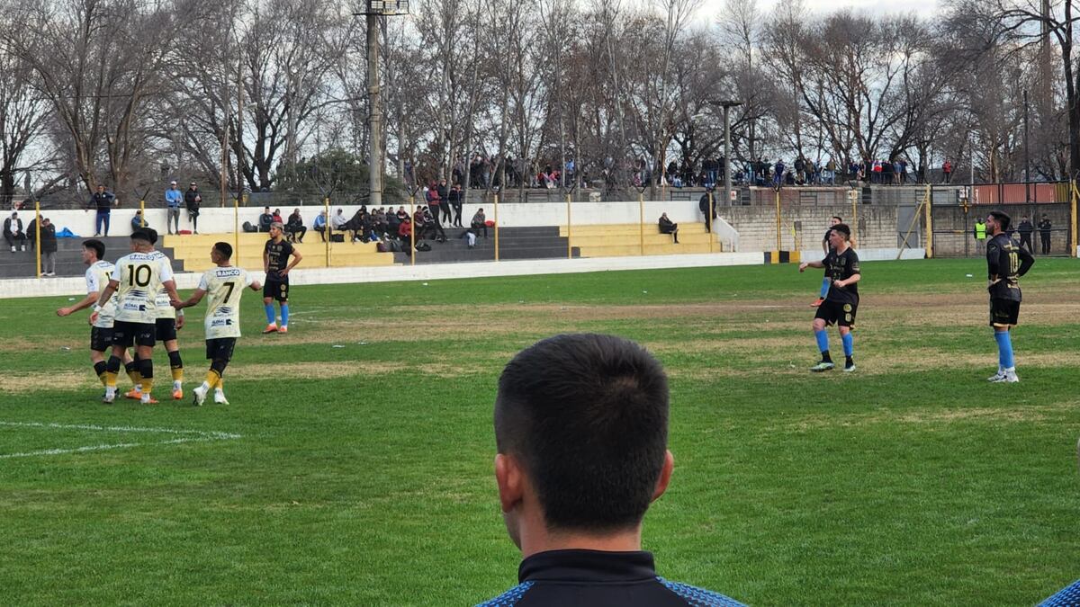 La hinchada de Alberdi de Río Cuarto se ubicó en vagones de ferrocarril para alentar al equipo ante Acción Juvenil de General Deheza. (Gentileza Denise Audrito)