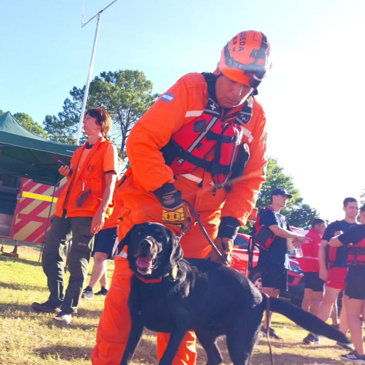 Capacitaciones constantes para Tango y José. (Gentileza / Bomberos Voluntarios de Porteña)