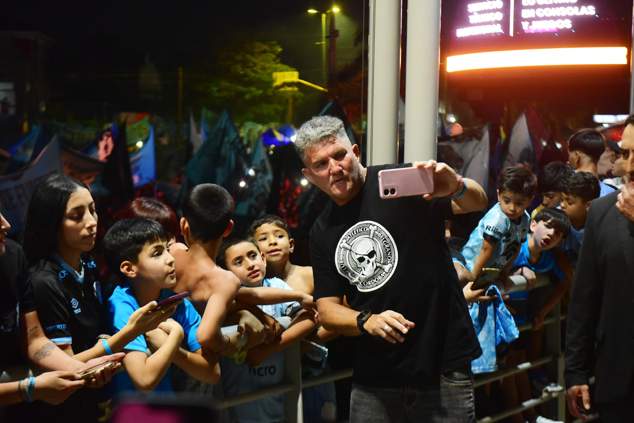 Banderazo de Belgrano en el Hotel Quinto Centenario, el día previo al clásico con Talleres.  (Nicolás Bravo / La Voz)