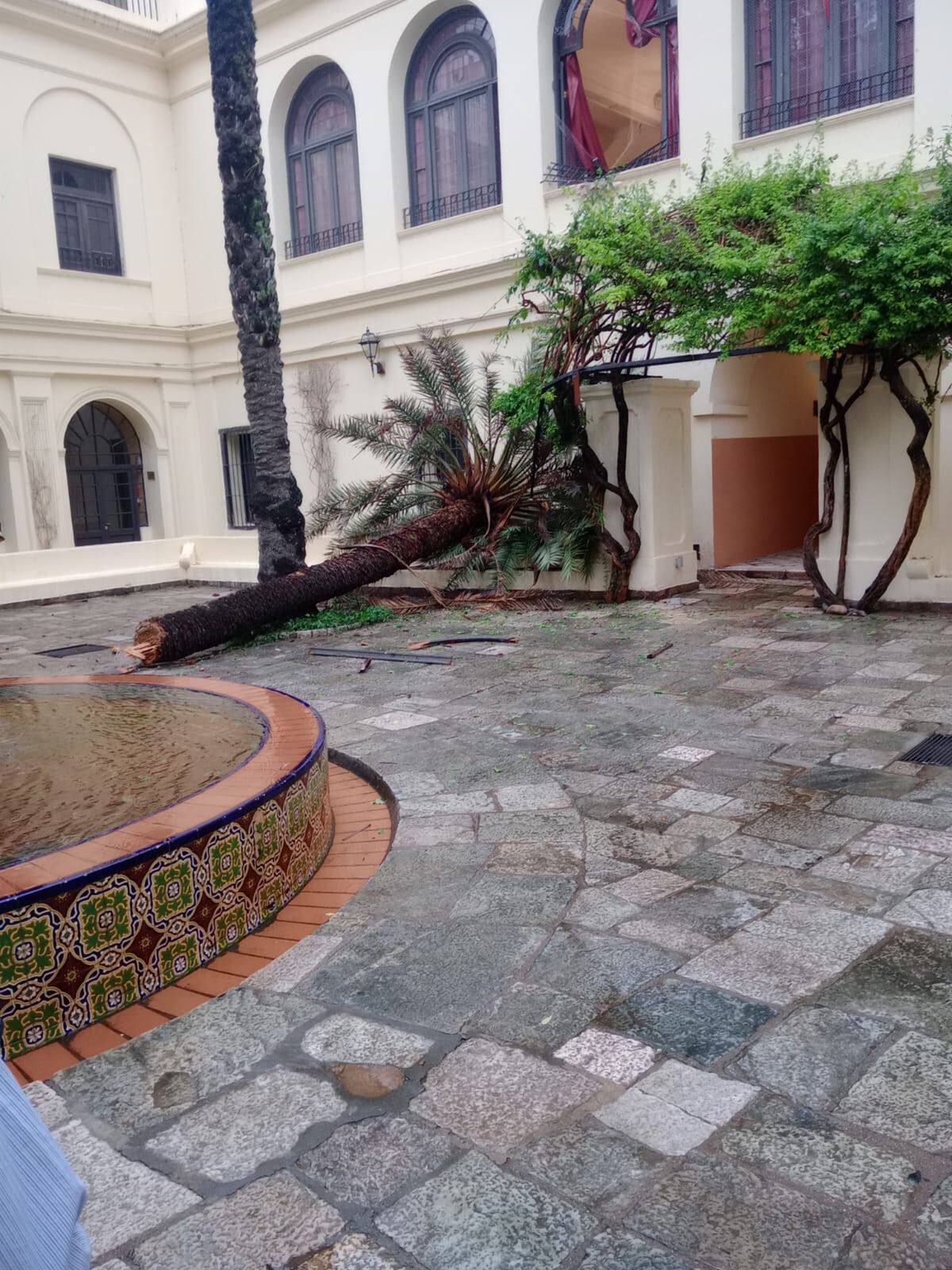 La lluvia provocó destrozos en el Colegio Nacional de Monserrat de Córdoba. (Gentileza)