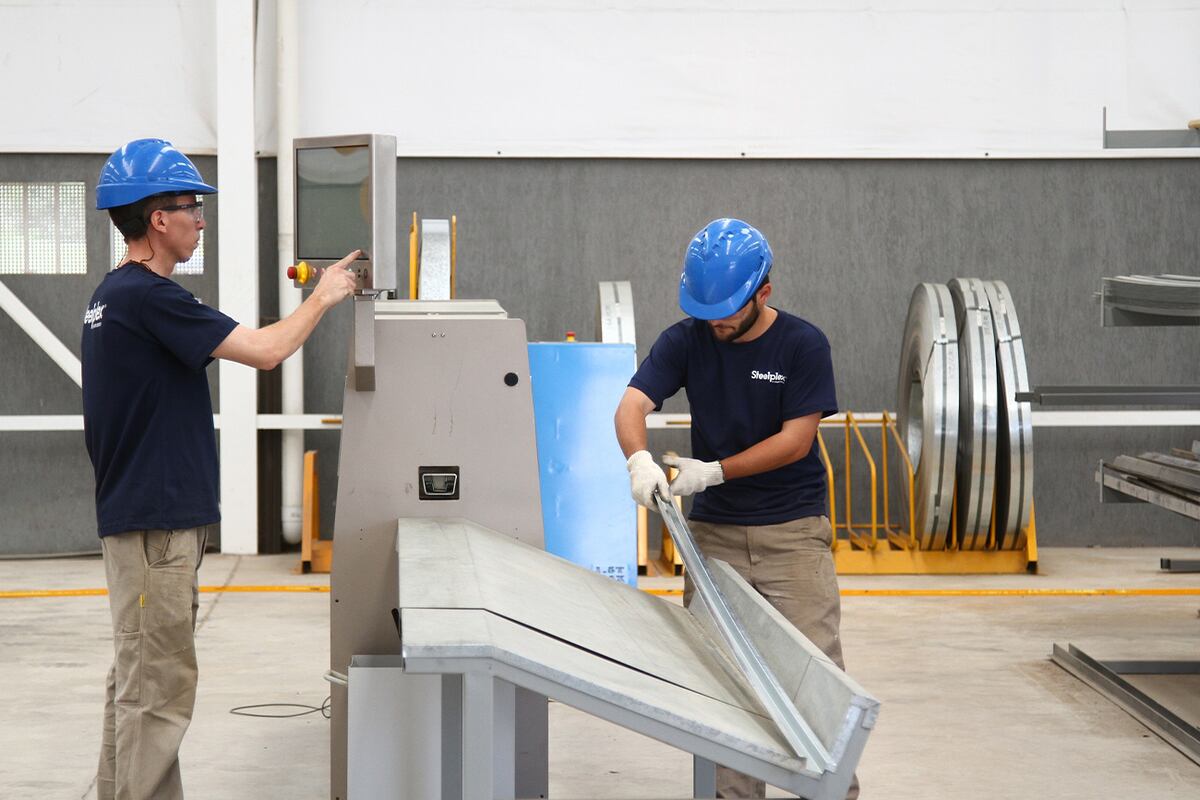 La fábrica tiene instalaciones de última tecnología dedicadas al diseño, el cálculo y la fabricación de estructuras de acero galvanizado.