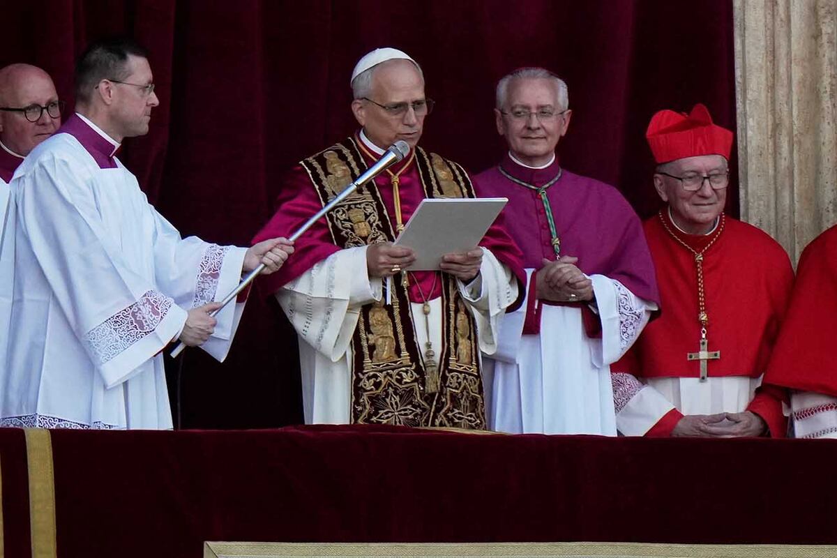 El Papa recién elegido León XIV aparece en el balcón de la Basílica de San Pedro en el Vaticano, el jueves 8 de mayo de 2025. (Foto AP/Andrew Medichini)