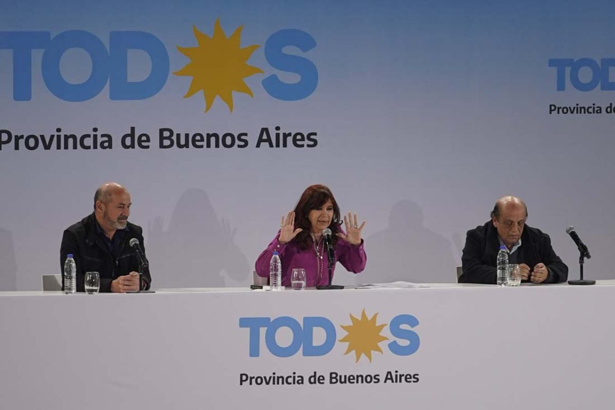 Cristina Kirchner habla desde la ciudad bonaerense de Ensenada, como parte de los homenajes del Frente de Todos por el 48º aniversario de la muerte del líder justicialista Juan Domingo Perón (Clarin)