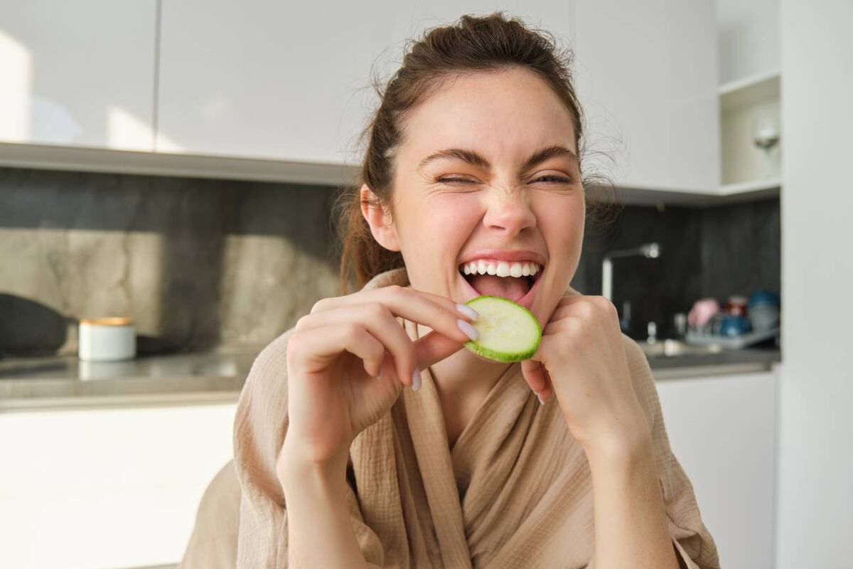 Frutas y verduras con más del 90% de agua ayudan a mantener una buena hidratación en invierno, especialmente en niños y adultos mayores. (Freepik)