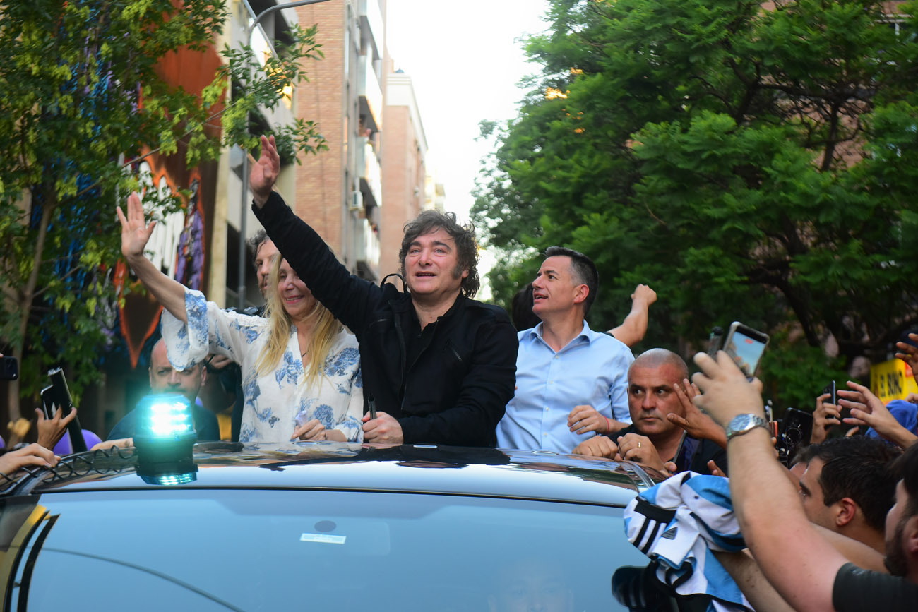El presidente Javier Milei encabezó en Córdoba la Marcha de la Gratitud, acompañado por su hermana Karina y los diputados Gabriel Bornoroni y Gonzalo Roca. (Nicolás Bravo / La Voz)
