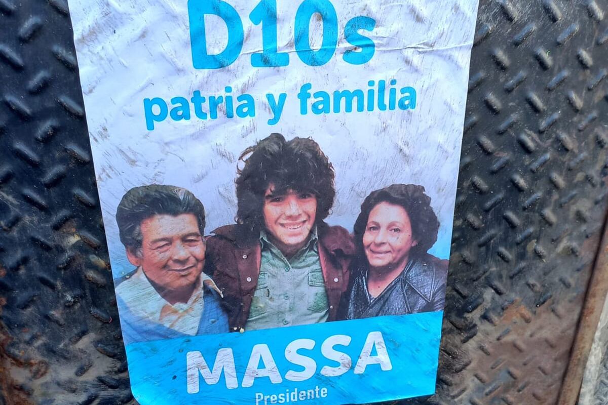 Maradona y su familia en el centro de un panfleto del partido de Sergio Massa en la previa del partido de la selección argentina ante la de Uruguay por las eliminatorias sudamericanas. (La Voz)