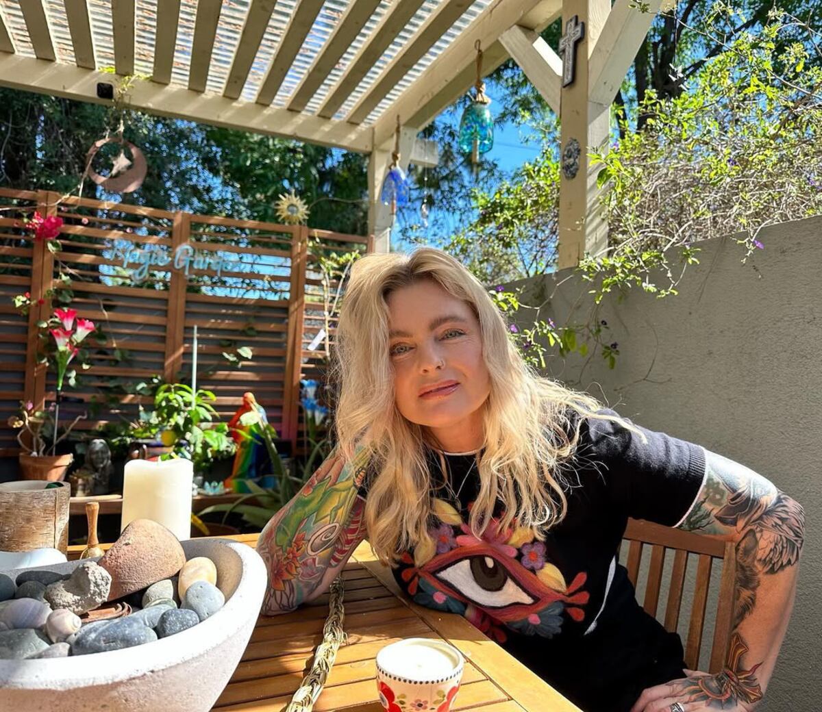 A los 55 años, la actriz de Baywatch Erika Eleniak sorprende con un look lleno de tatuajes.
