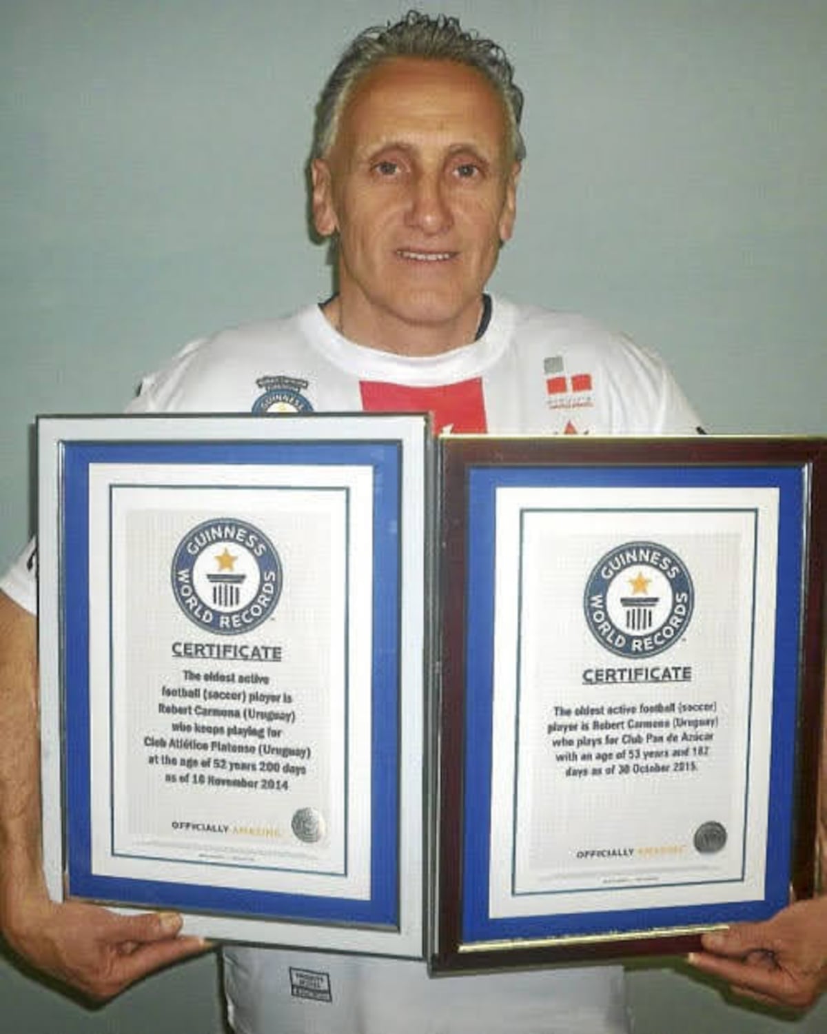 Robert Carmona con los certificados oficiales de Guinnes, por su récord de longevidad en el fútbol. (Gentileza Robert Carmona).