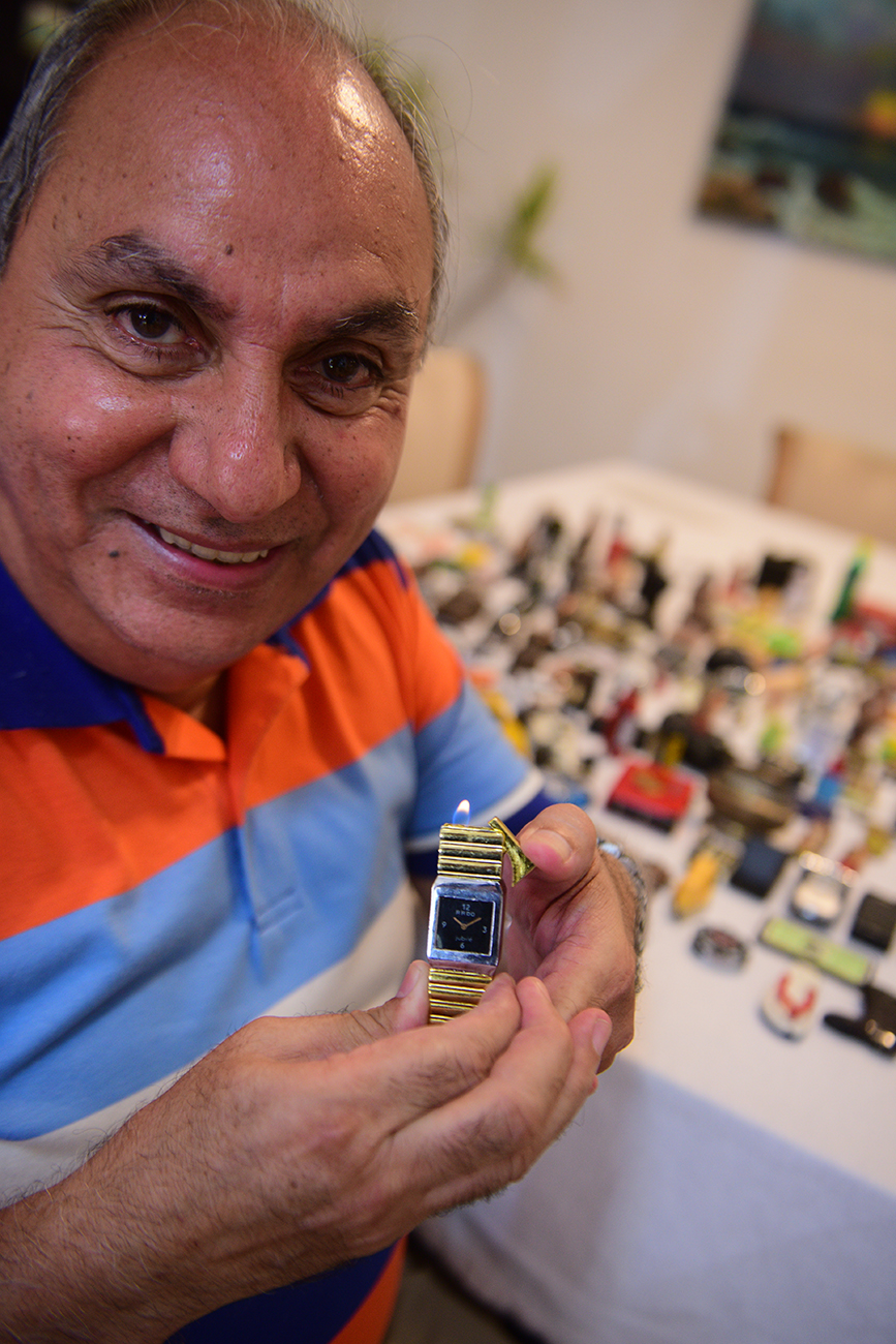 Rafael Cerezo, periodista y coleccionista, muestra a La Voz algunos de sus más de 400 encendedores. (José Gabriel Hernández / La Voz)