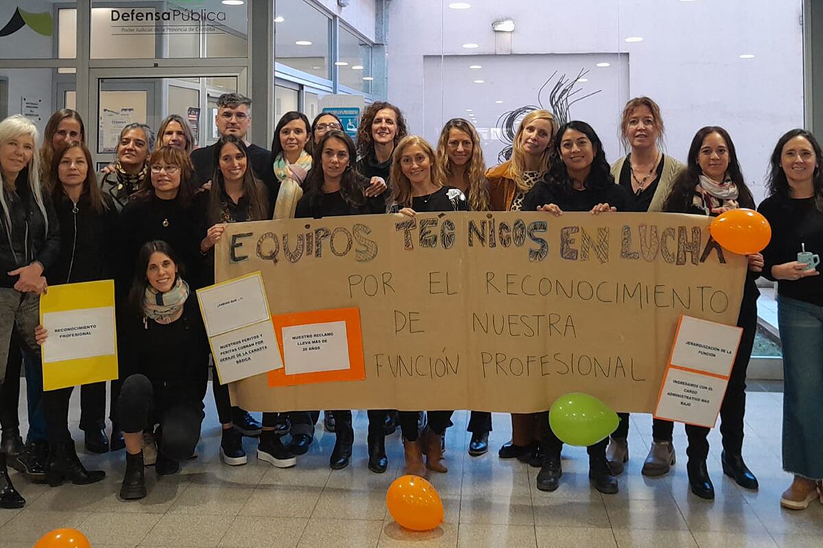 Reclamo. En su mayoría mujeres, el colectivo de integrantes de los equipos técnicos piden al Tribunal Superior un reconocimiento de su calidad de profesionales. (AGEPJ)