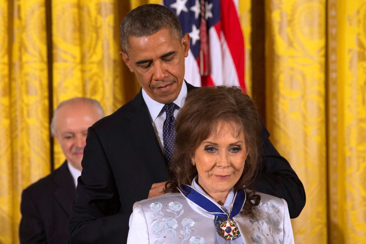 Barack Obama premió a la leyenda de la música country Loretta Lynn con la Medalla Presidencial de la Libertad. Fue el miércoles 20 de noviembre de 2013, durante una ceremonia en el Salón Este de la Casa Blanca en Washington. (AP)