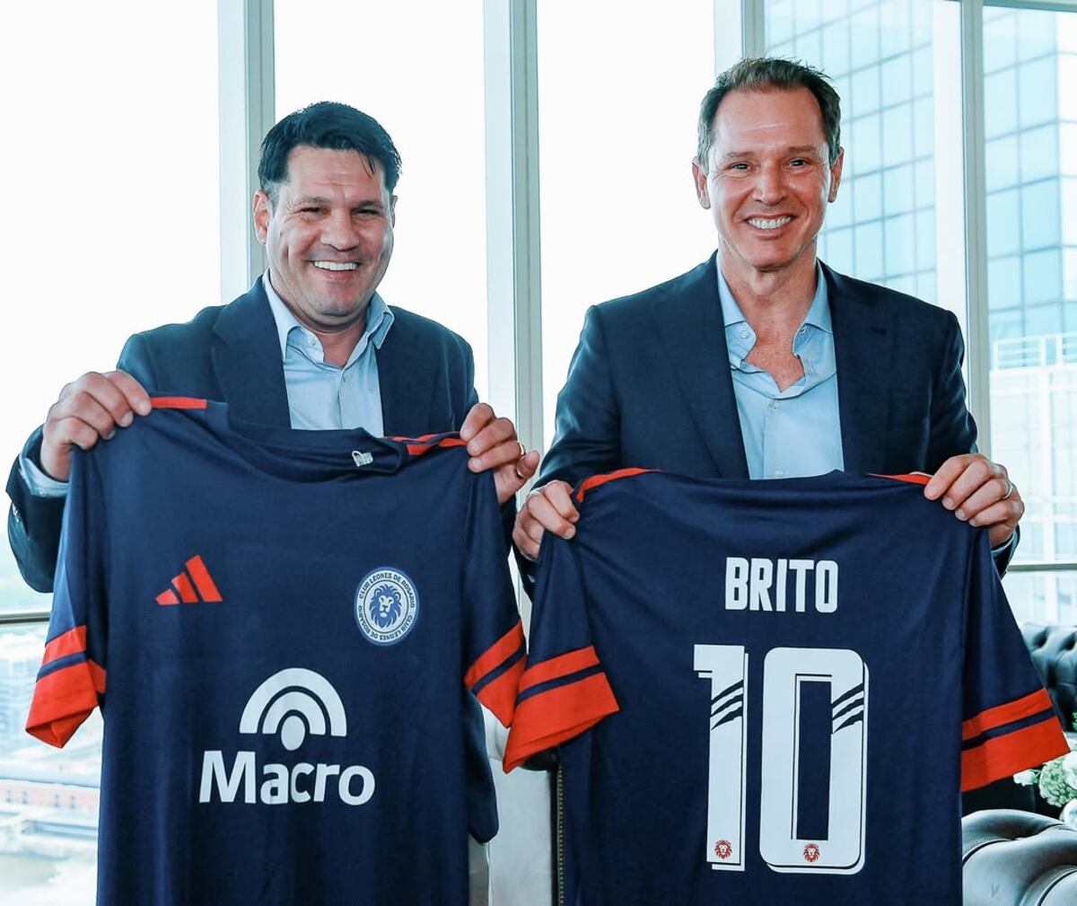 Leones FC presentó a Banco Macro como sponsor principal y lanzó su nueva camiseta antes del debut en la Primera C 2026. (Prensa).