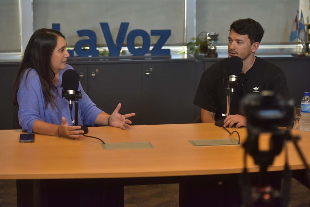 Lautaro Bazán Vélez, medallista olímpico en Tokio 2020, en su visita a La Voz. (Facundo Luque / La Voz)