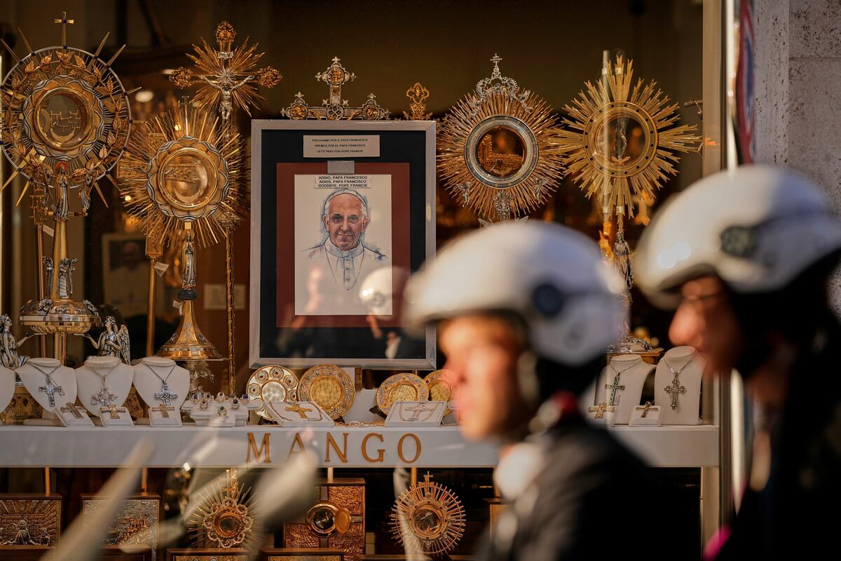 Despedida del papa Francisco. El Vaticano dio a conocer los horarios para que los fieles puedan despedirse en la Basílica de San Pedro. (AP)