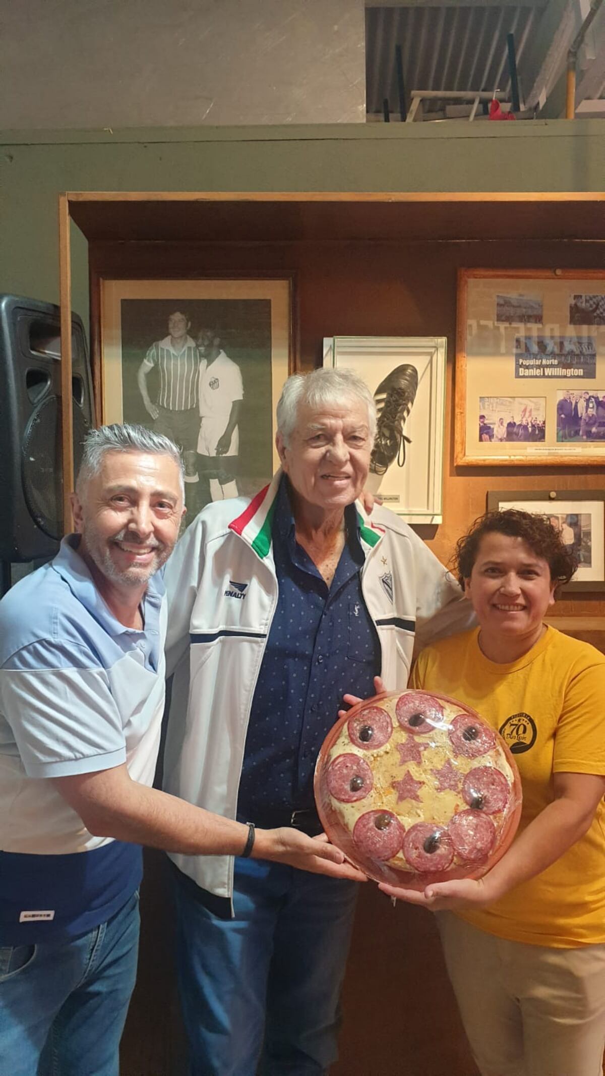 Reconocimiento a periodistas que cubrieron el Mundial Qatar 2022 y a periodistas históricos de Córdoba como Víctor Brizuela, Rubén Torri y Osvaldo Wehbe. También a la familia de "Cuti" Romero. Fue en la pizzería San Luis (Gentileza Pedro Ludicello de la Pizzería San Luis)