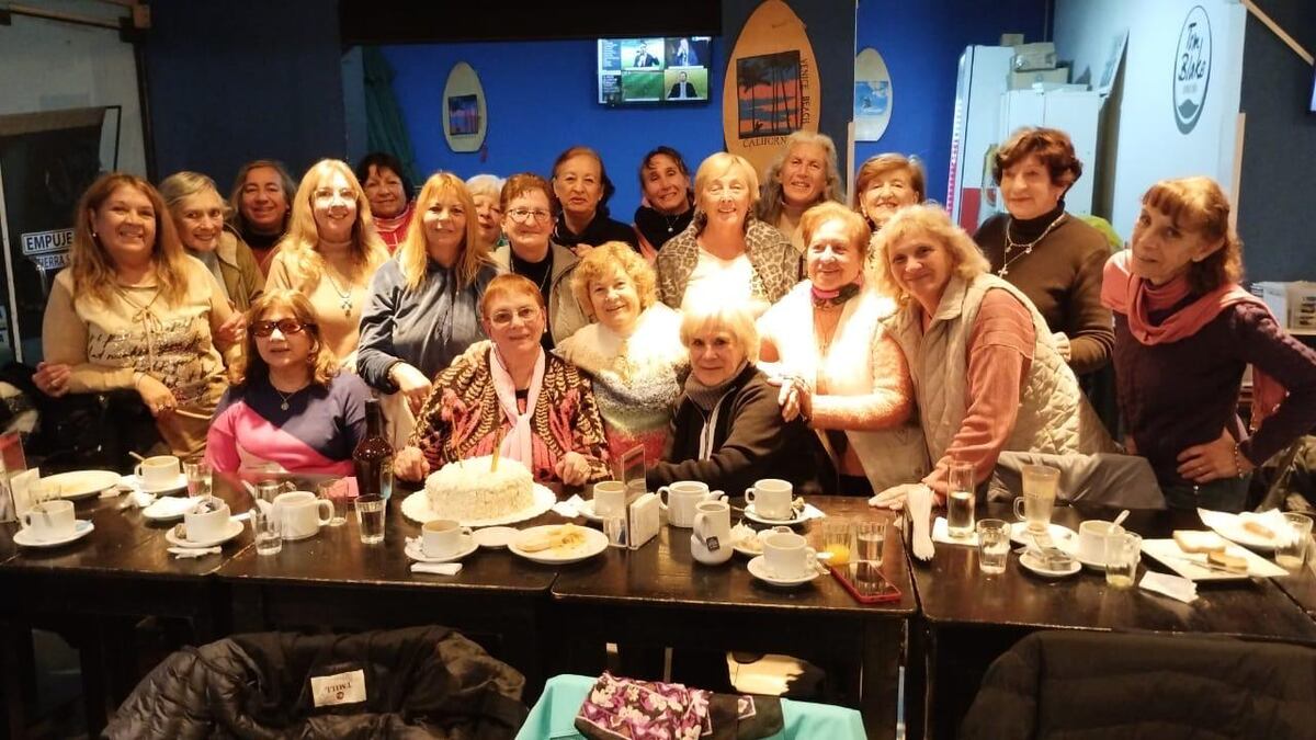 El cumpleaños de Edda y las amigas que regalaron, pero para el cuartel de bomberos (Gentileza)