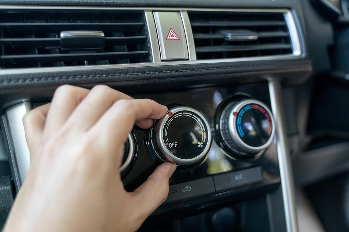Una mala práctica es intentar elevar la temperatura poniendo al máximo la calefacción, cuando el auto está frío.