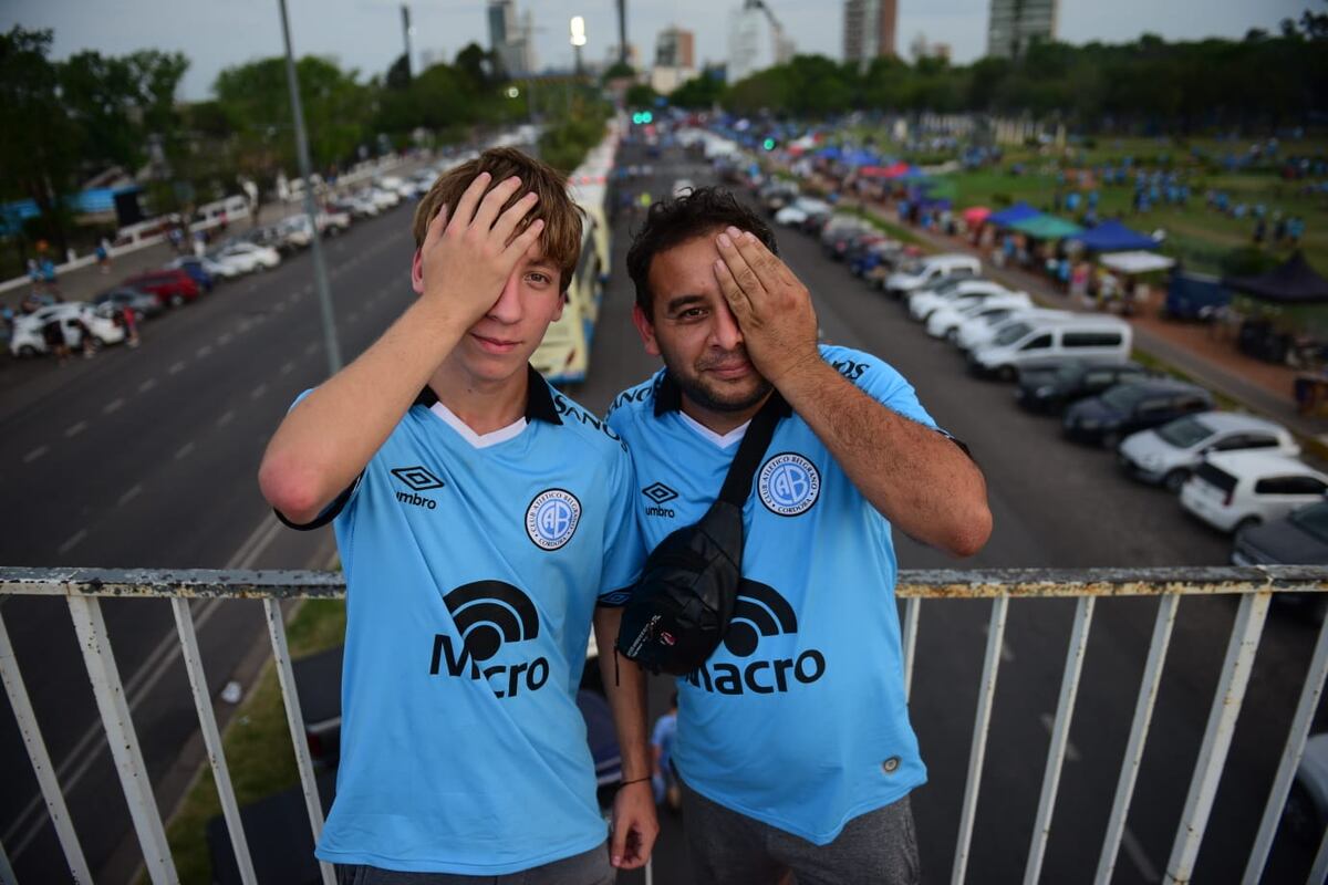 Belgrano: Los hinchas en la previa del partido frente a Argentinos Juniors por una de las semifinales de la Copa Argentina, en Rosario. (José Hernández / La Voz)
