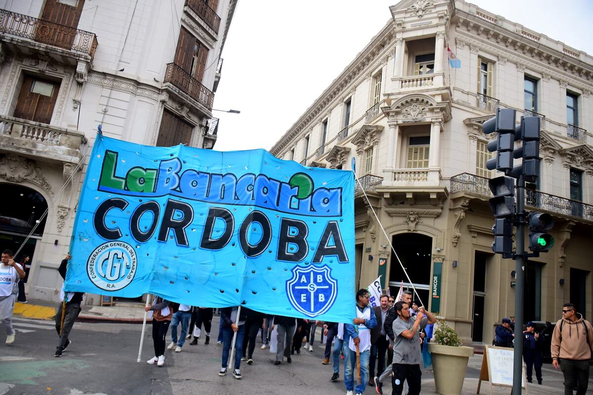 Paro General. Protesta de los empleados bancarios en el centro de la ciudad de Córdoba. (José Gabriel Hernández / La Voz)