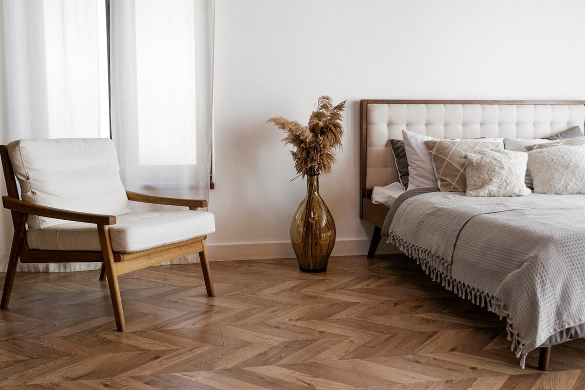 Con una butaca al lado de una ventana es suficiente para crear un rincón confortable en tu dormitorio. Freepik.