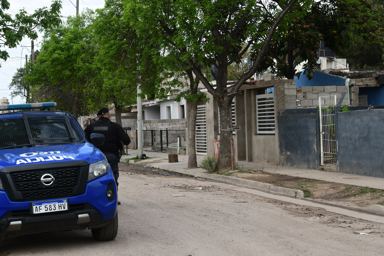 La Policía investiga el crimen de un hombre ultimado de un disparo en la cabeza en barrio Cooperativa Los Paraísos de la ciudad de Córdoba. Por el hecho hay un sospechoso que fue detenido. (Ramiro Pereyra / La Voz)