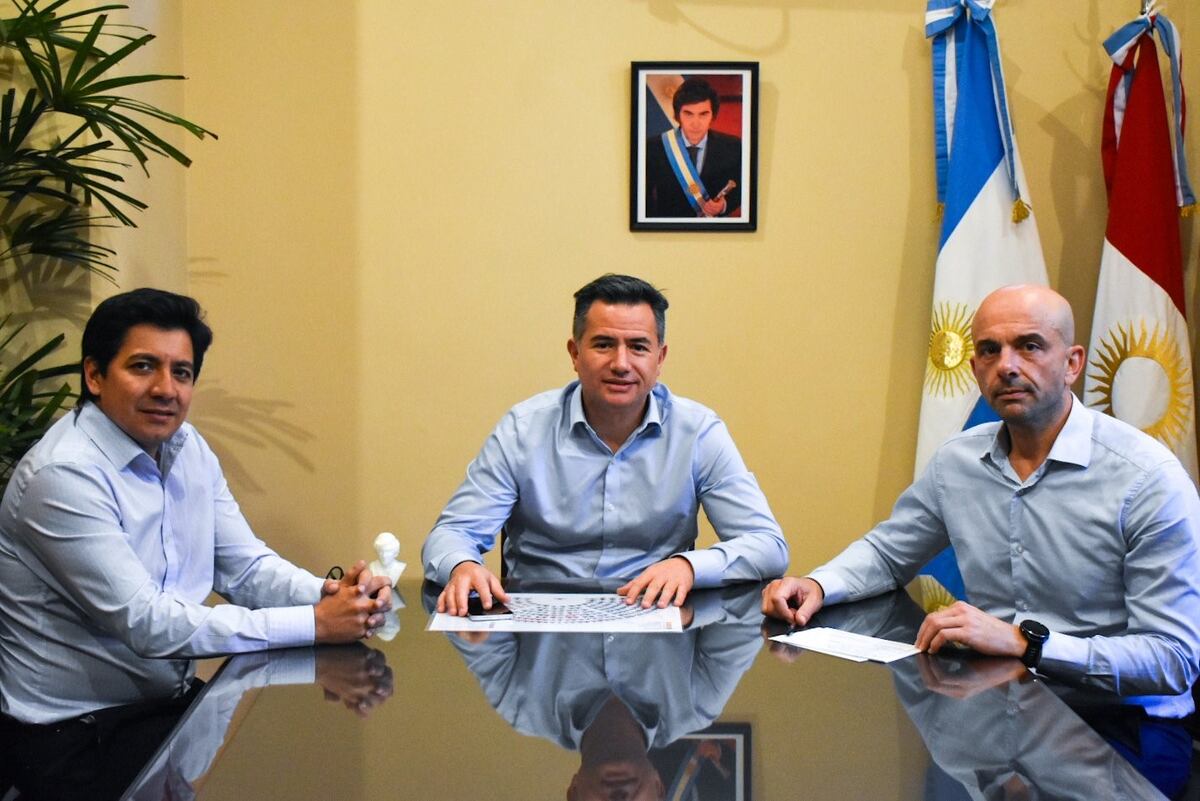 Mesa local. Luego de la reunión con Martín Menem, Gabriel Bornoroni recibió a Mogetta en su despacho de la Cámara baja, junto a Gonzalo Roca, otro dirigente libertario cordobés.