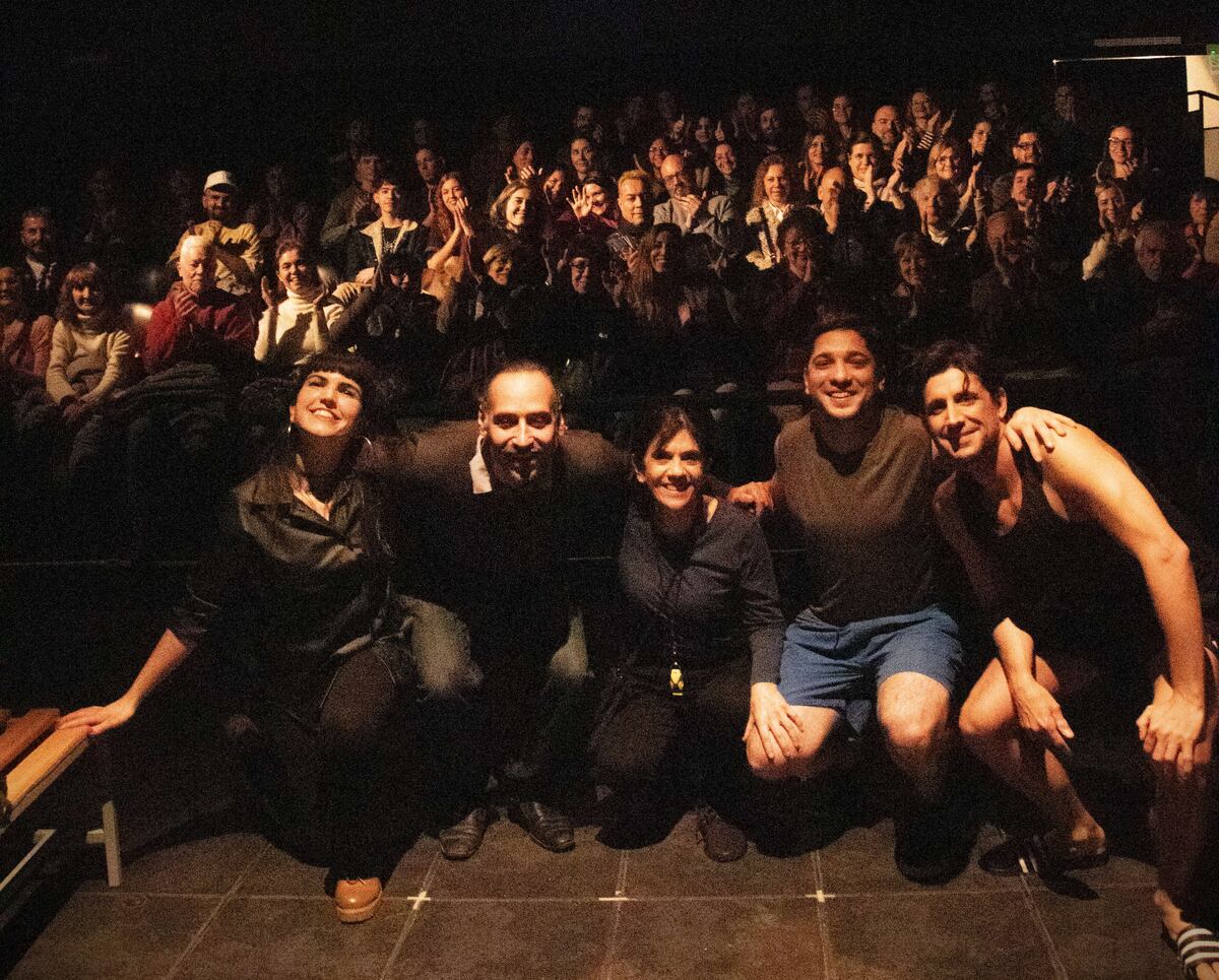 El elenco y la directora de "El principio de Arquímedes" tras el preestreno a sala llena en María Castaña (gentileza)